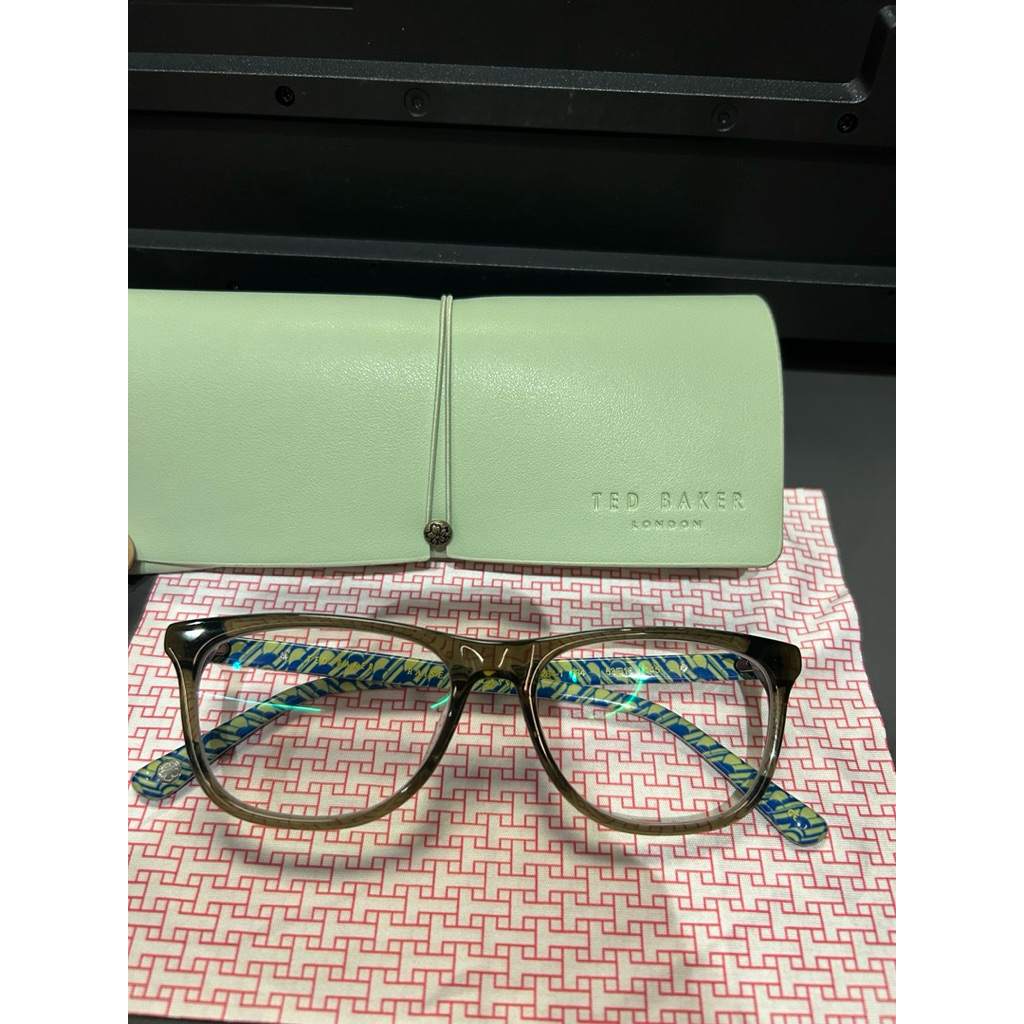 Kacamata Ted Baker