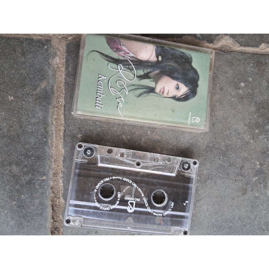 Kaset pita Rossa Kembali nyala