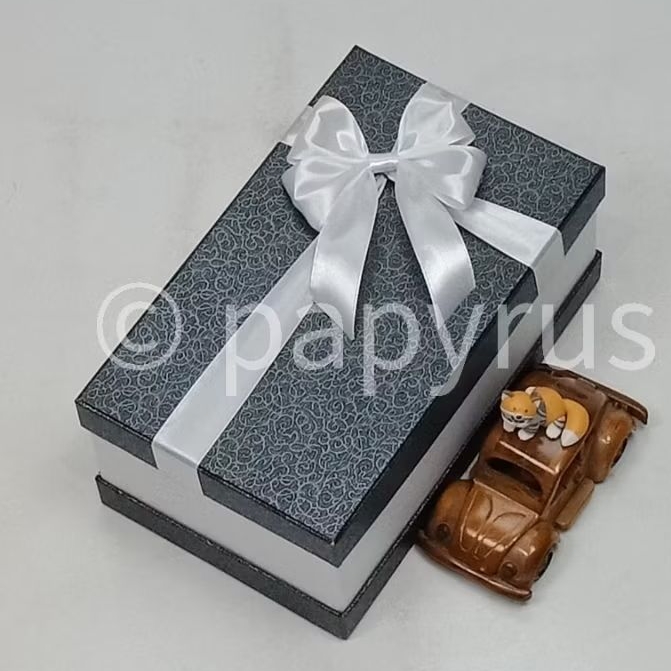 

PAPYRUS Sandwich 15x25 Tinggi 10cm Kotak Kado Gift Box Hardbox Hampers Hadiah V1