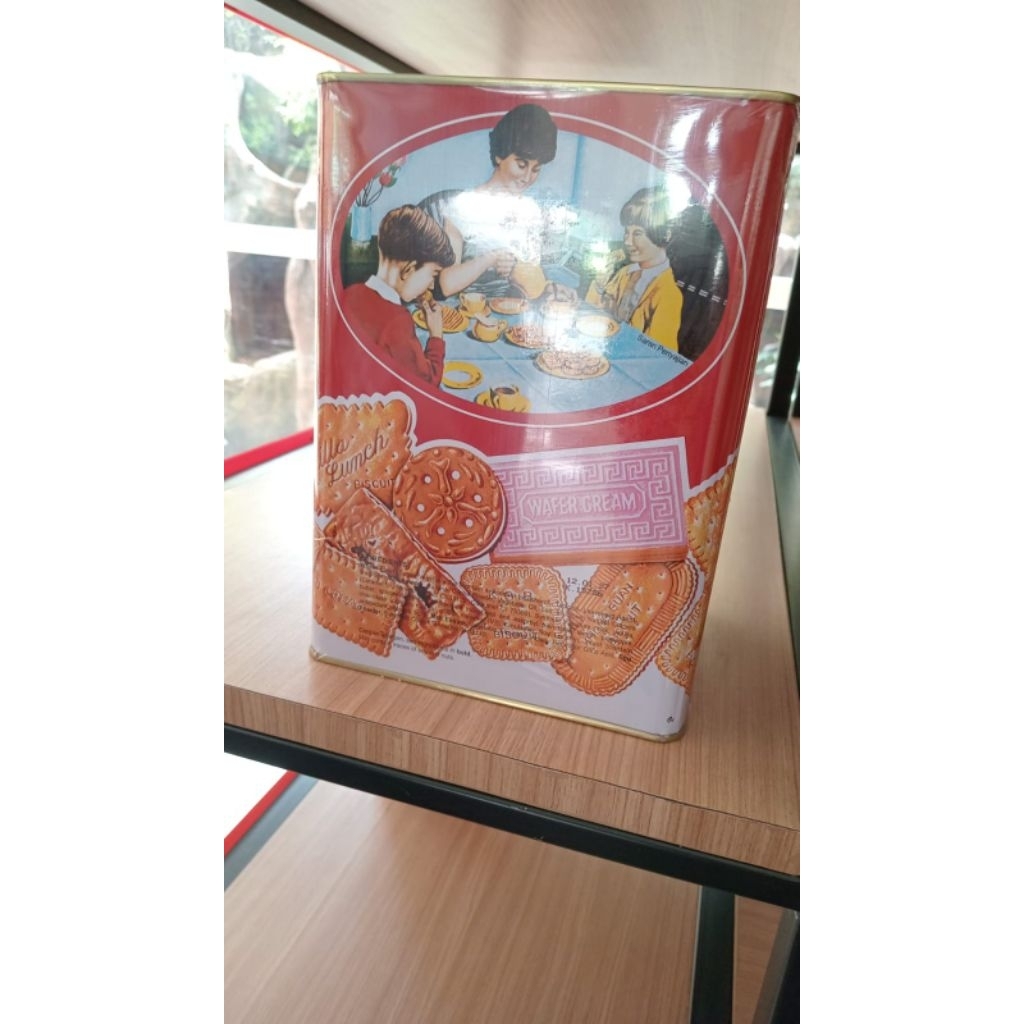 

Biskuit Khong Guan kaleng besar 1600g