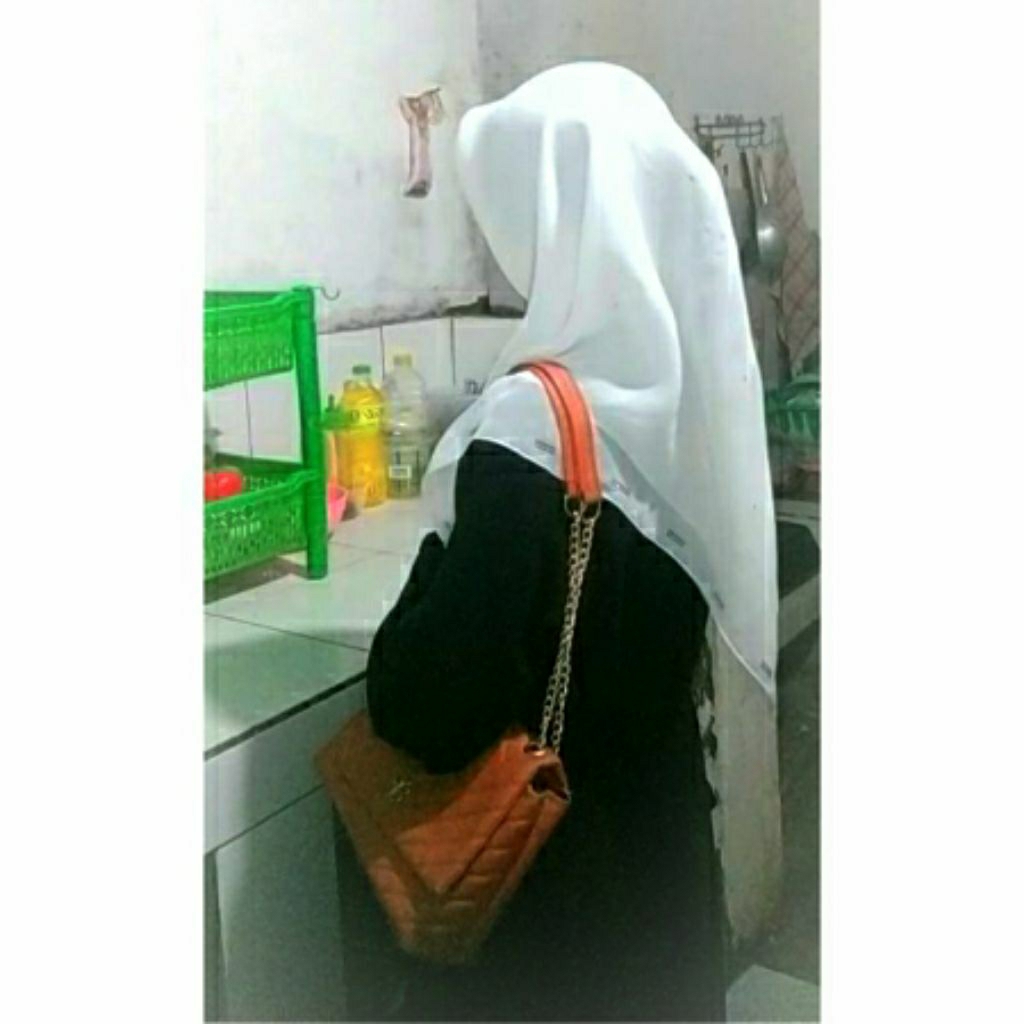 HIJAB SEGIEMPAT PUTIH PAYET TEMPEL