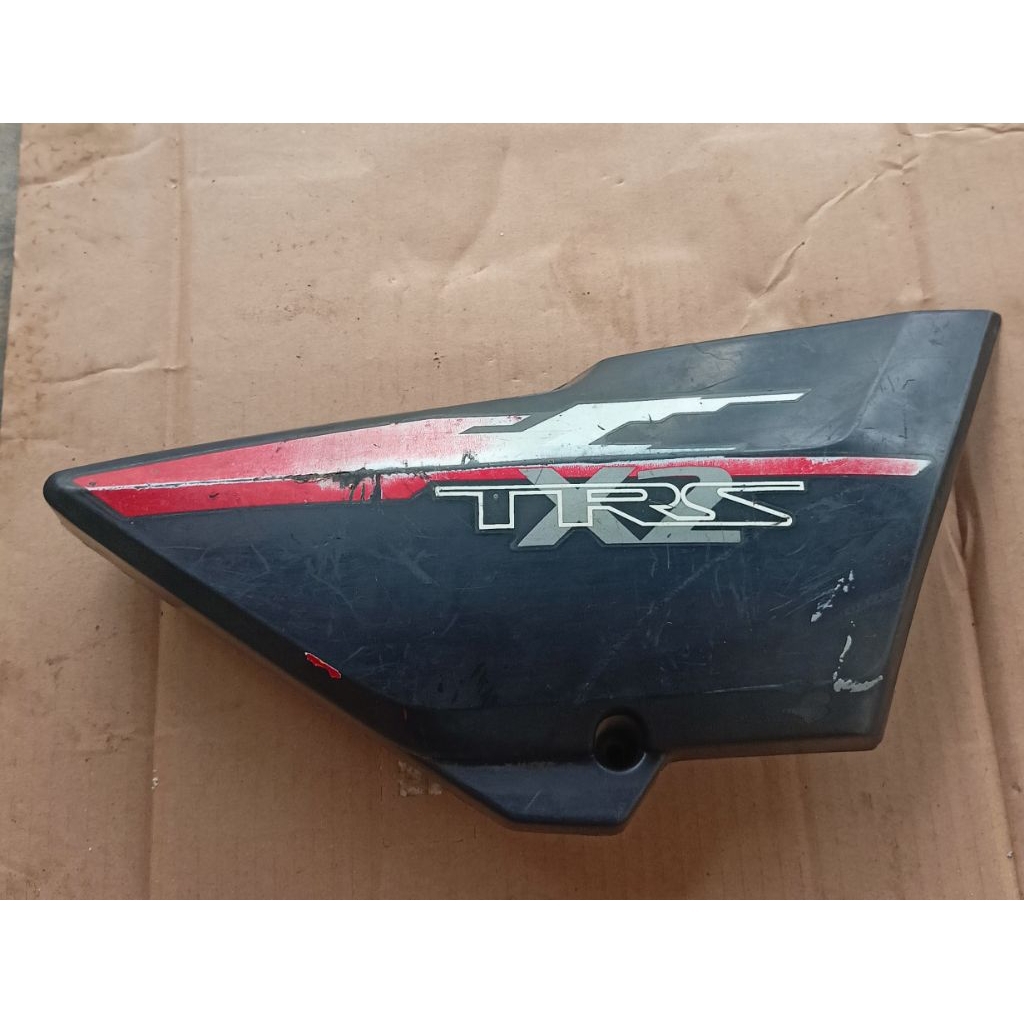 COVER SAMPING KANAN TUTUP AKI SUZUKI TRS  120