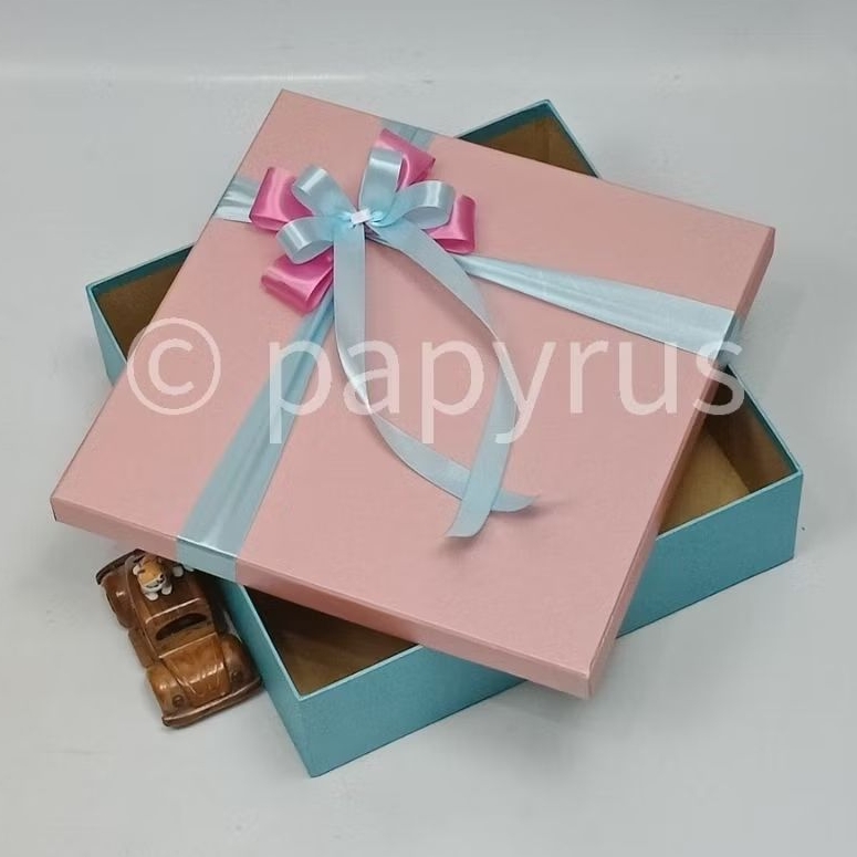 

PAPYRUS Kombinasi 30x30 Tinggi 8cm Kotak Kado Gift Box Hardbox Hampers V1