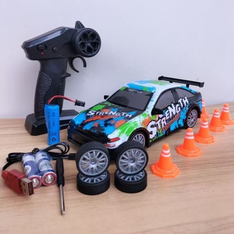 Strength Mobil RC Drift Sedan 4WD 2,4GHz Speed Power Lampu Nyala Ban Cadangan Baterai Cas Remote Con