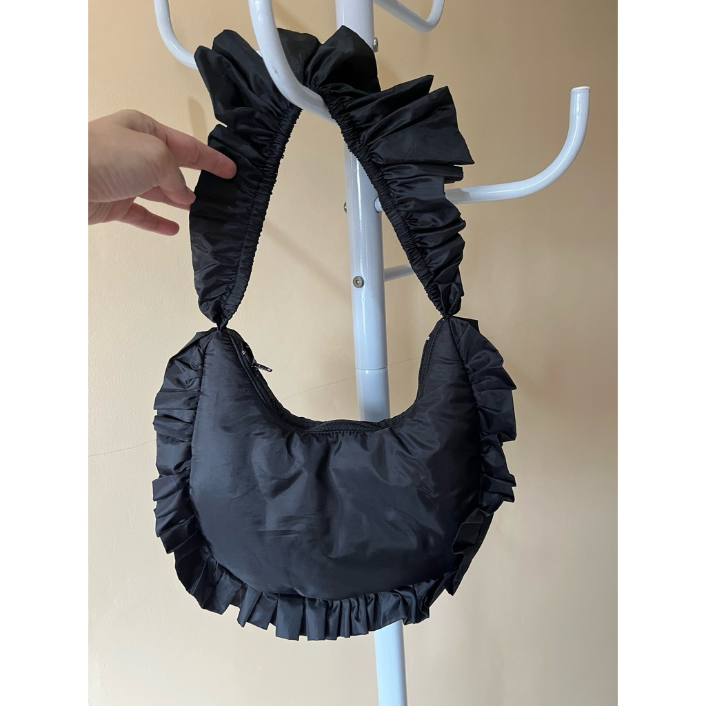 tas ruffle hitam