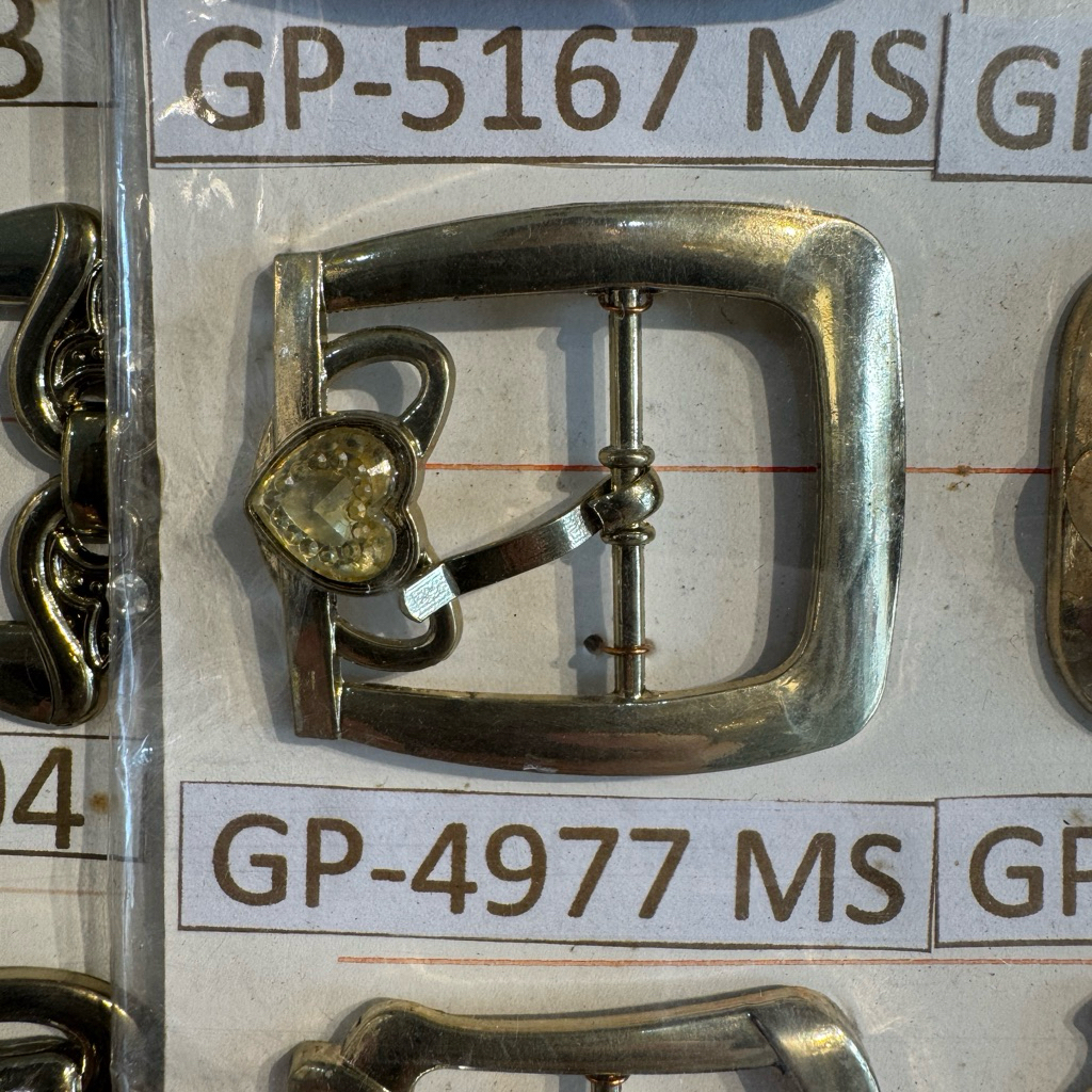 Variasi aksesoris gesper sandal sepatu