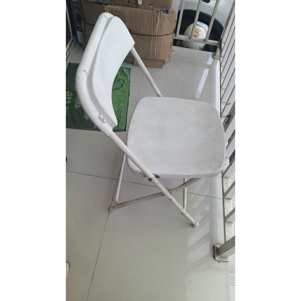 kursi lipat plastik rangka besi warna putih, bekas pakai dan masih layak pakai, minus engsel sudah d
