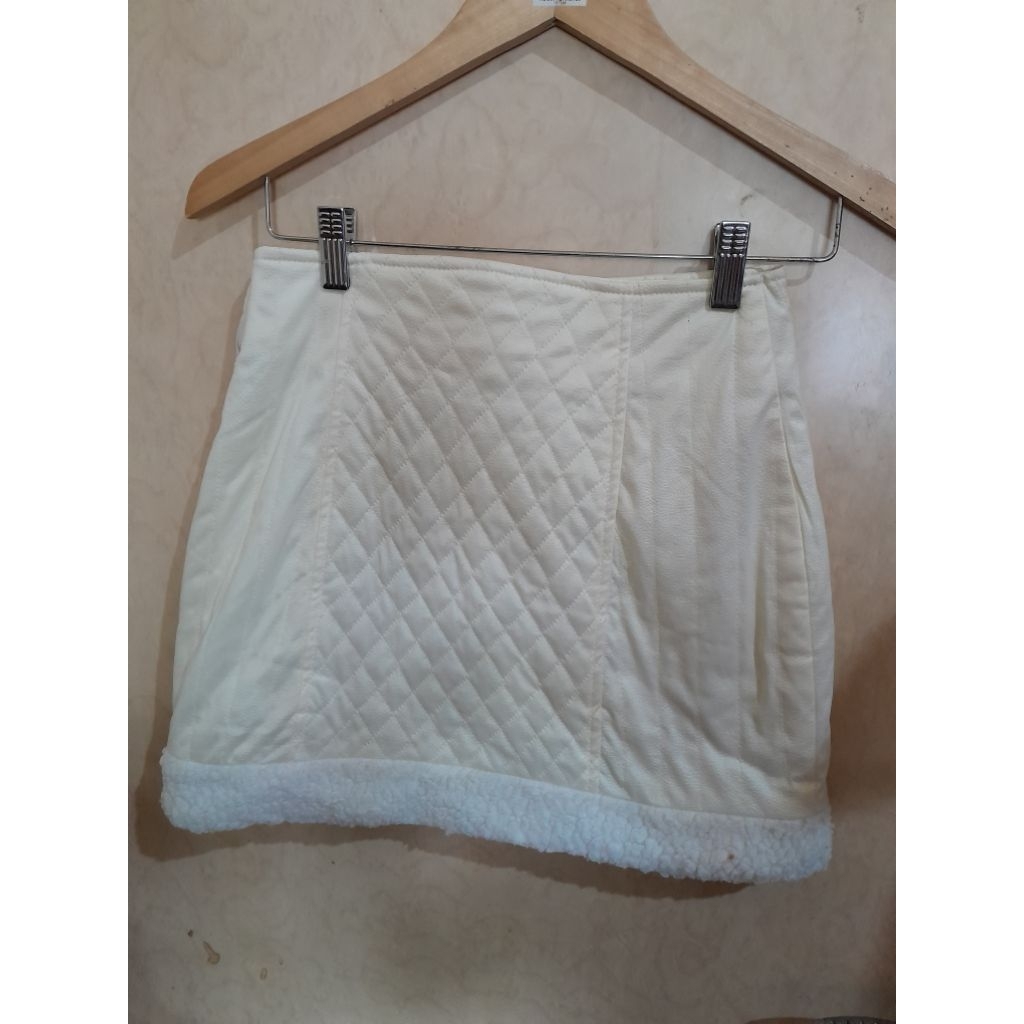 rok span putih pendek