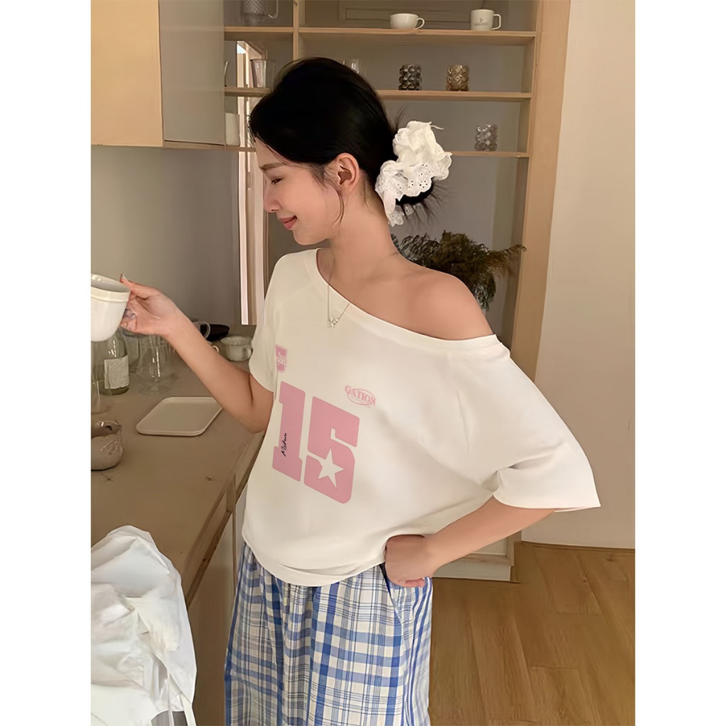 JW Kaos Wanita Gaya Jalanan Amerika | Number 15 Print | White Seksi Tshirt Y2k Asymmetrical Offshoul