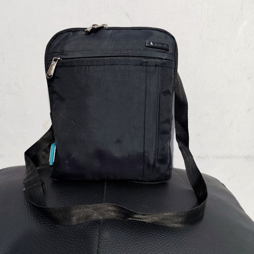 Airwalk Sling Bag / tas selempang Airwalk hitam