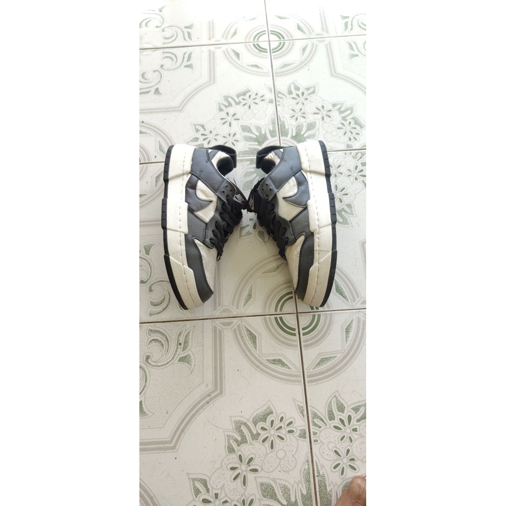 Sepatu Sneakers Hitam Putih