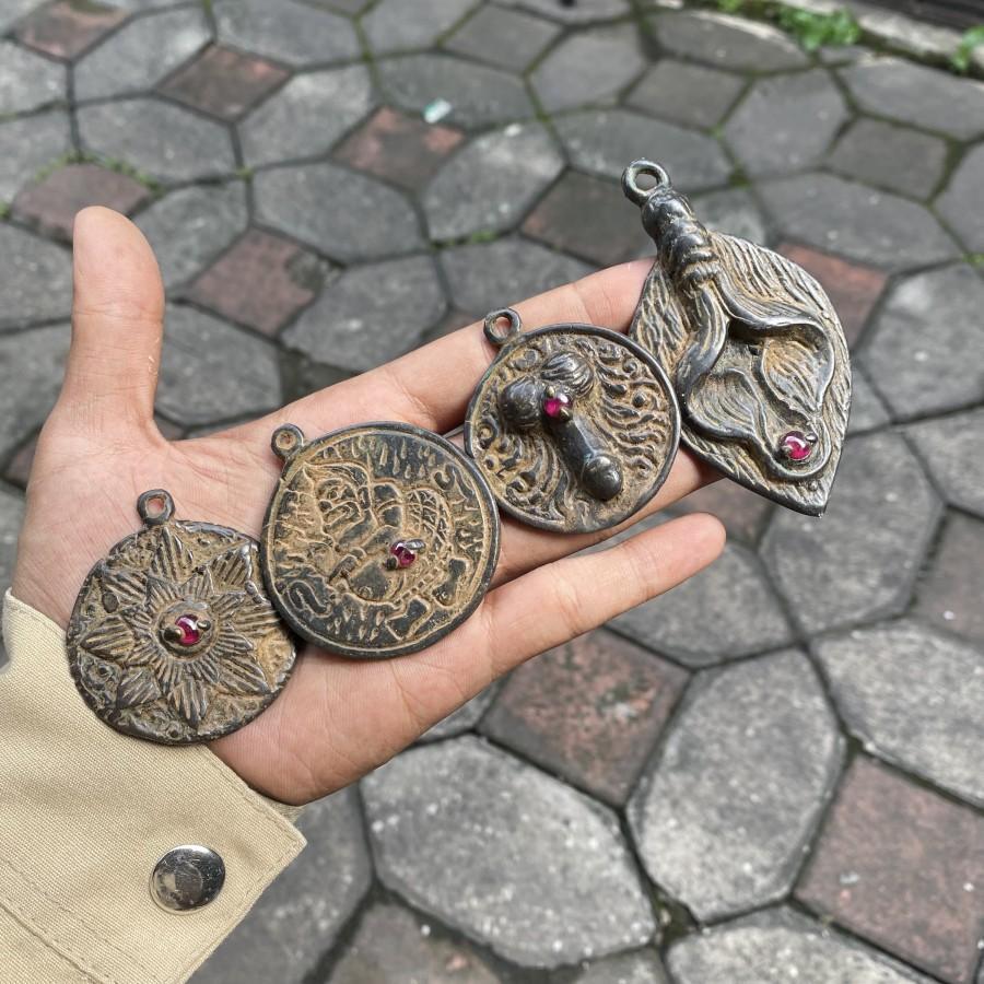 Koleksi liontin model Lawasan bahan perunggu liontin majapahit