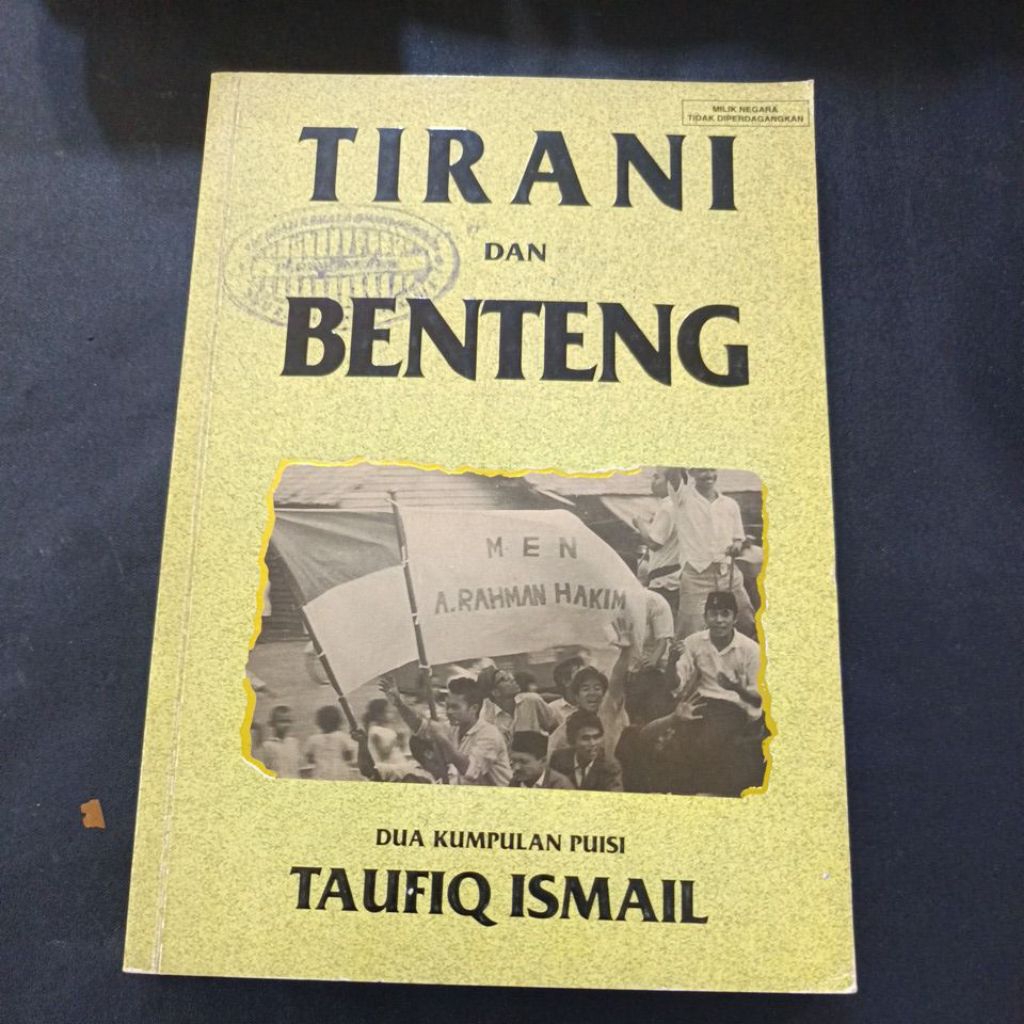 tirani dan benteng dua kumpulan puisi Taufiq Ismail ORIGINAL