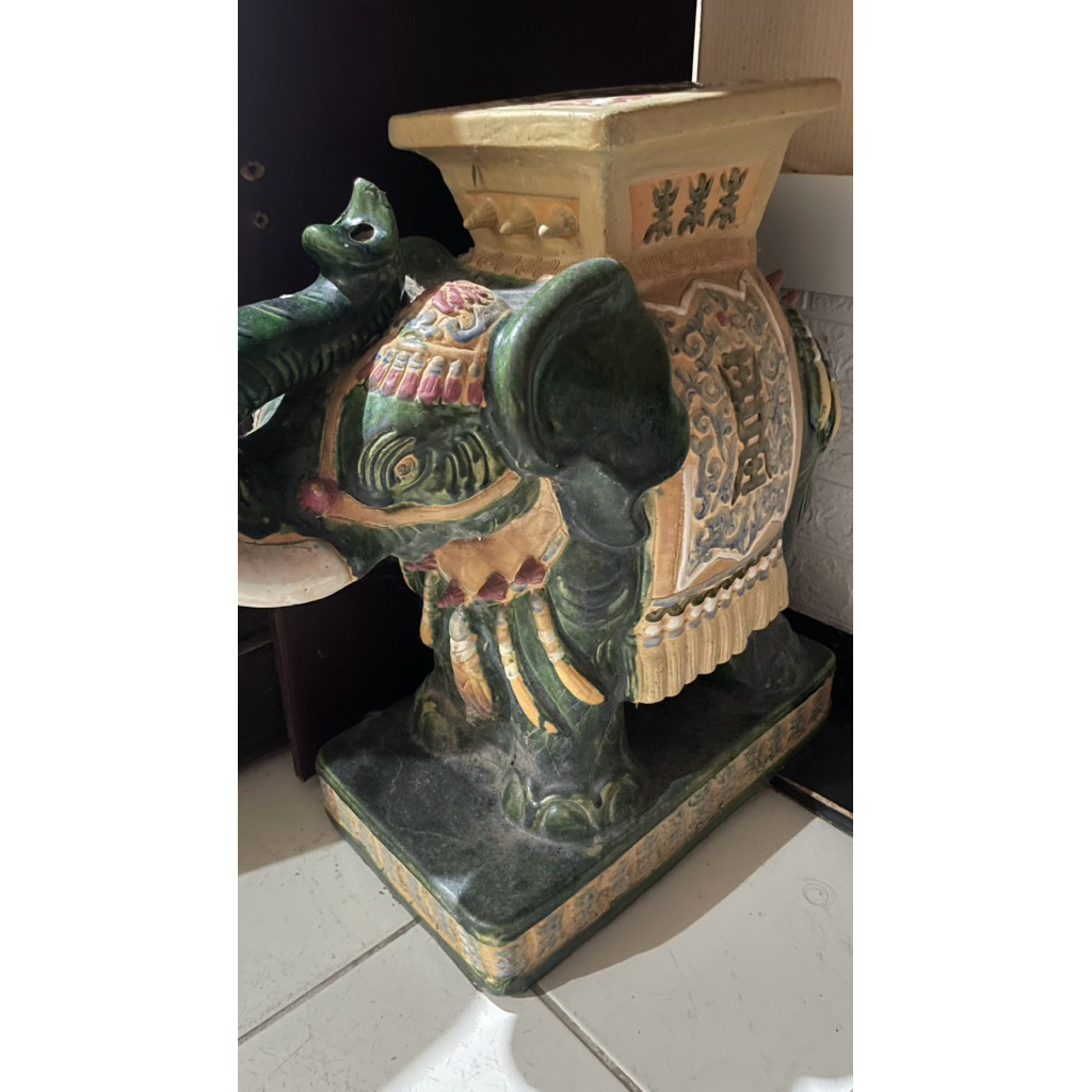 guci keramik antik gajah thailand