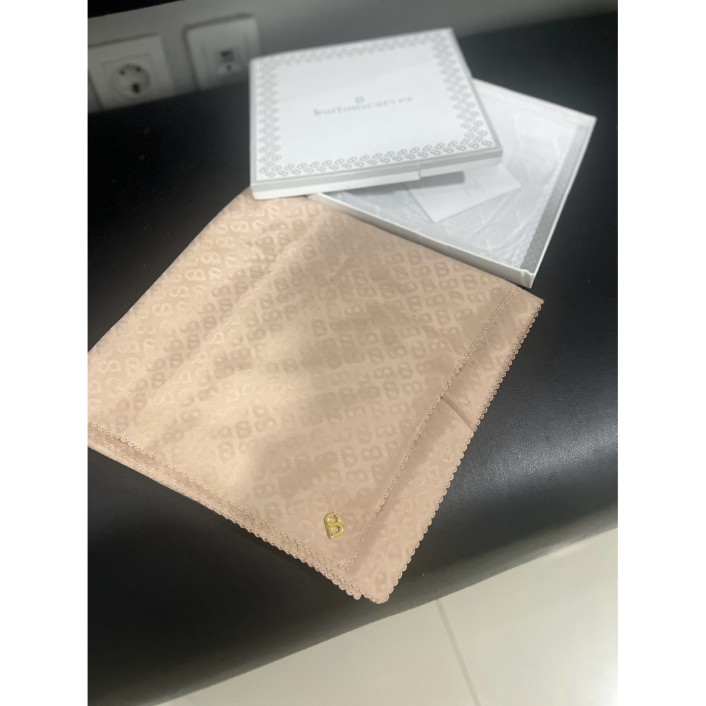 Buttonscarves  Tapis monogram BS BJ embos estheria no slip on