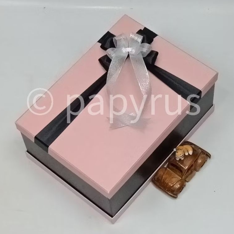 

PAPYRUS Sandwich 25x35 Tinggi 15cm Kotak Kado Gift Box Hardbox Hampers Hadiah V2