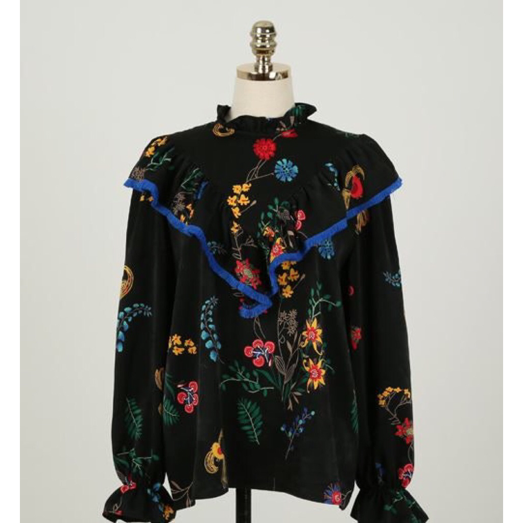 blouse hitam ruffle motif bunga