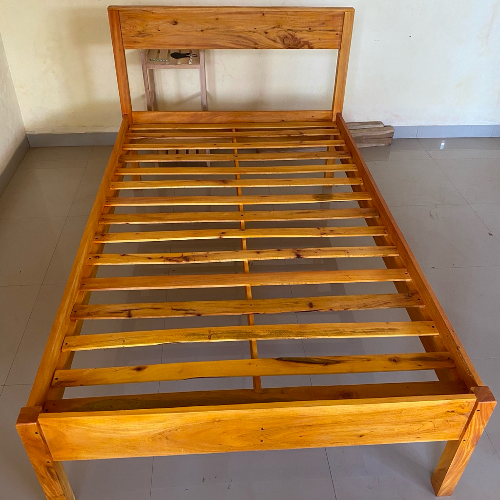 Dipan kasur dengan sandaran/kayu mahoni solid