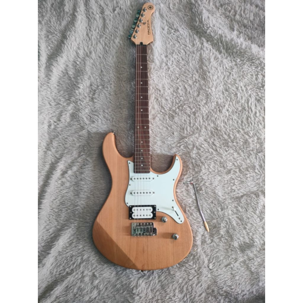 Gitar listrik Yamaha Pasifica 112v