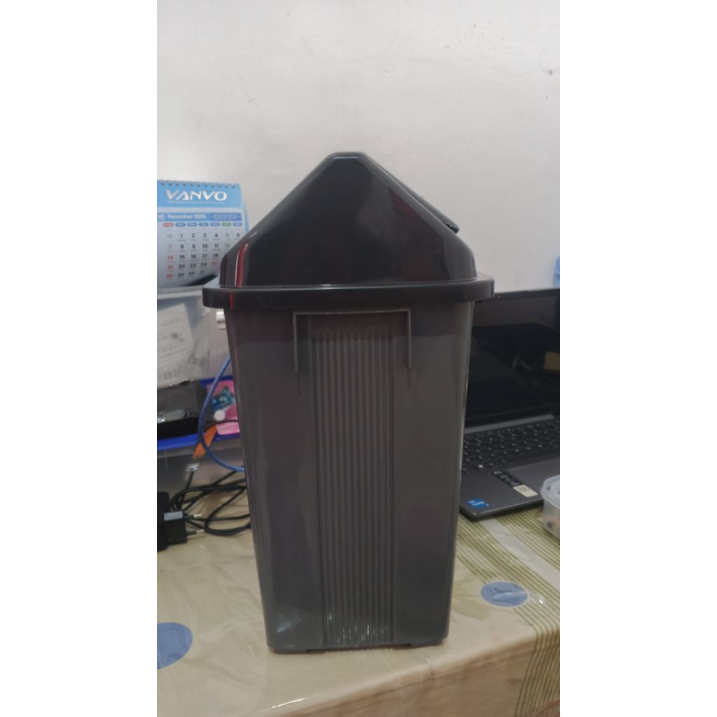 PROJECT KOTAK SAMPAH OTOMATIS (SMART DUSTBIN) BERBASIS ARDUINO UNO, HC SR04, SERVO SG90