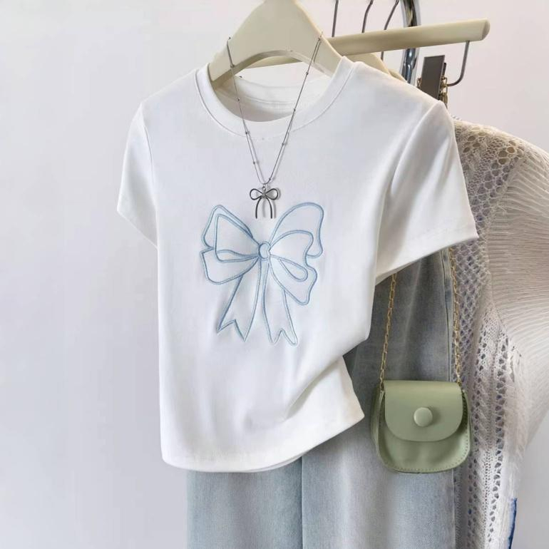 Kaos Crop Stretch Slim-Fit Bordir Kupu-kupu Putih