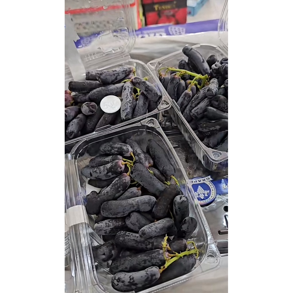 

Buah Anggur Jari Hitam/ Anggur Saphire Manis Pack 500gram