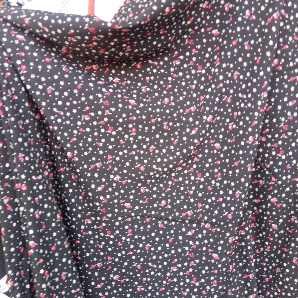 Kain Ceruty Motif Bunga Kecil Hitam Elegan – Bahan Jilbab & Gamis Premium Aj