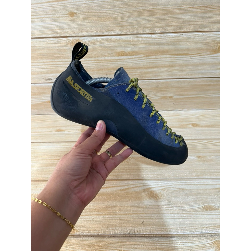 Sepatu panjat LaSportiva