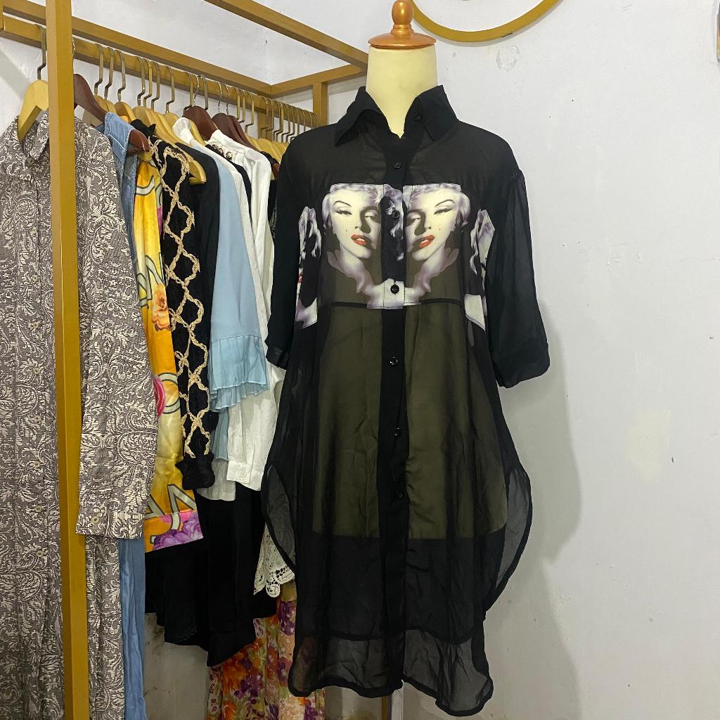 Hoppla – Kemeja Dress Hitam Motif Marilyn Monroe Sheer Panjang Preloved - L