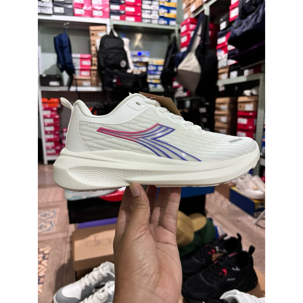 Sepatu diadora MARKIST white running size 36 dan 37