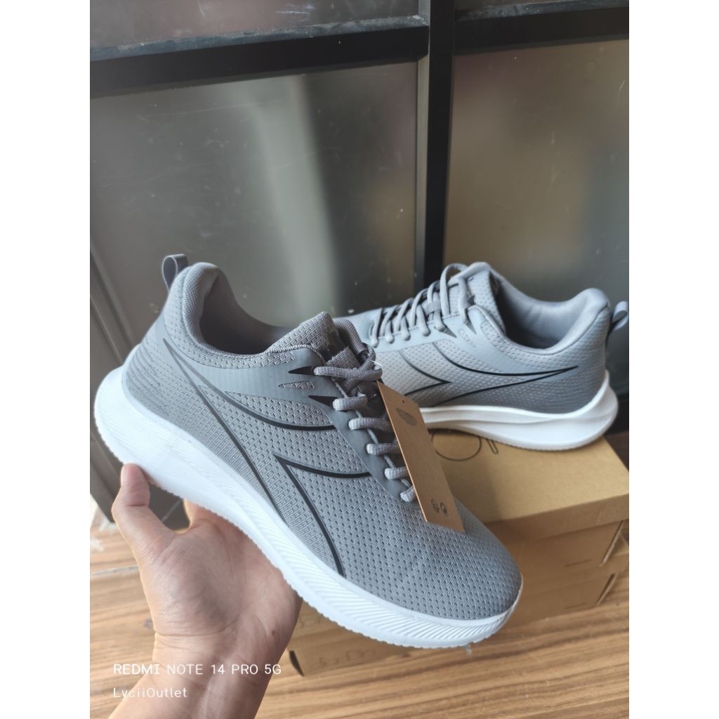Sepatu Diadora running grey pria