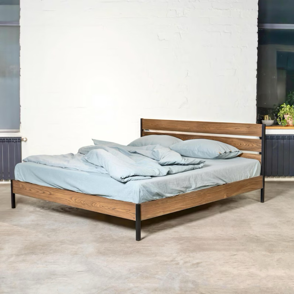 Dipan Kayu Jati Dan Kaki Besi