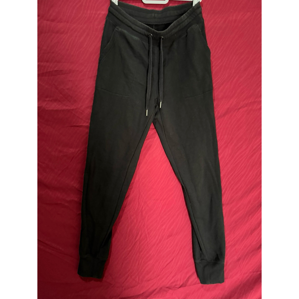 UNIQLO CELANA OLAHRAGA PRELOVED