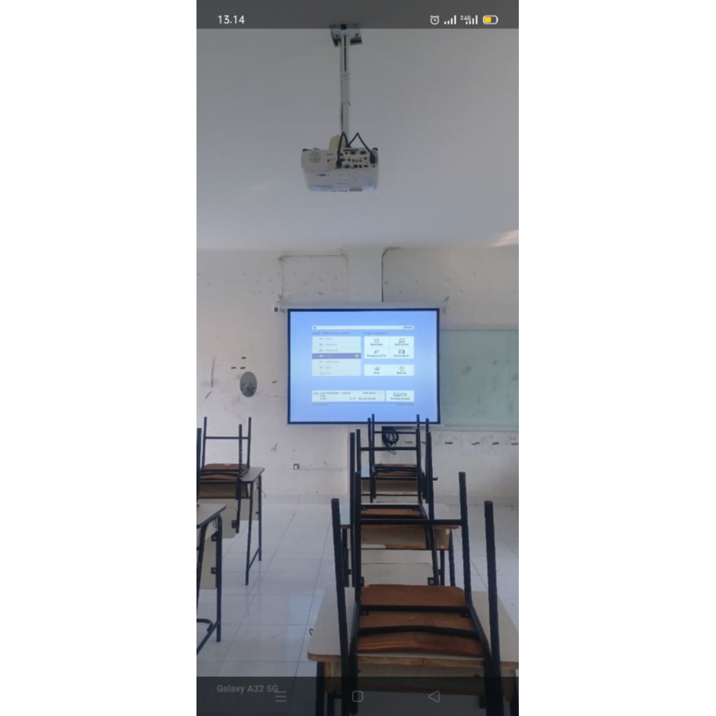 paket layar bracket dan lcd proyektor Infocus sekolah
