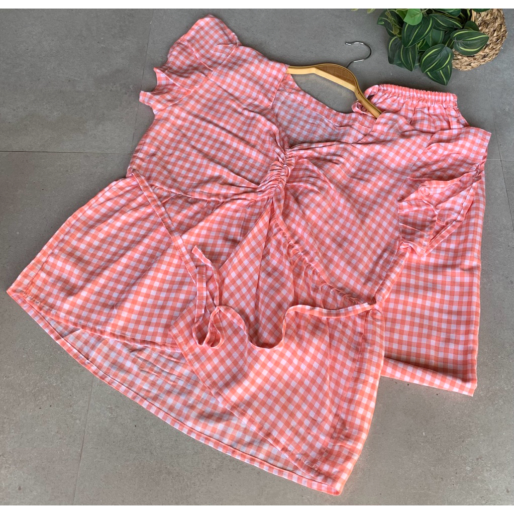 Setelan Baju Celana Panjang Dada Kerut Motif Kotak Model Wanita Masa Kini