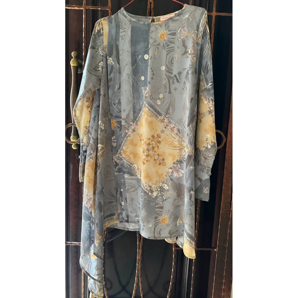 Preloved Ria Miranda Earth Top