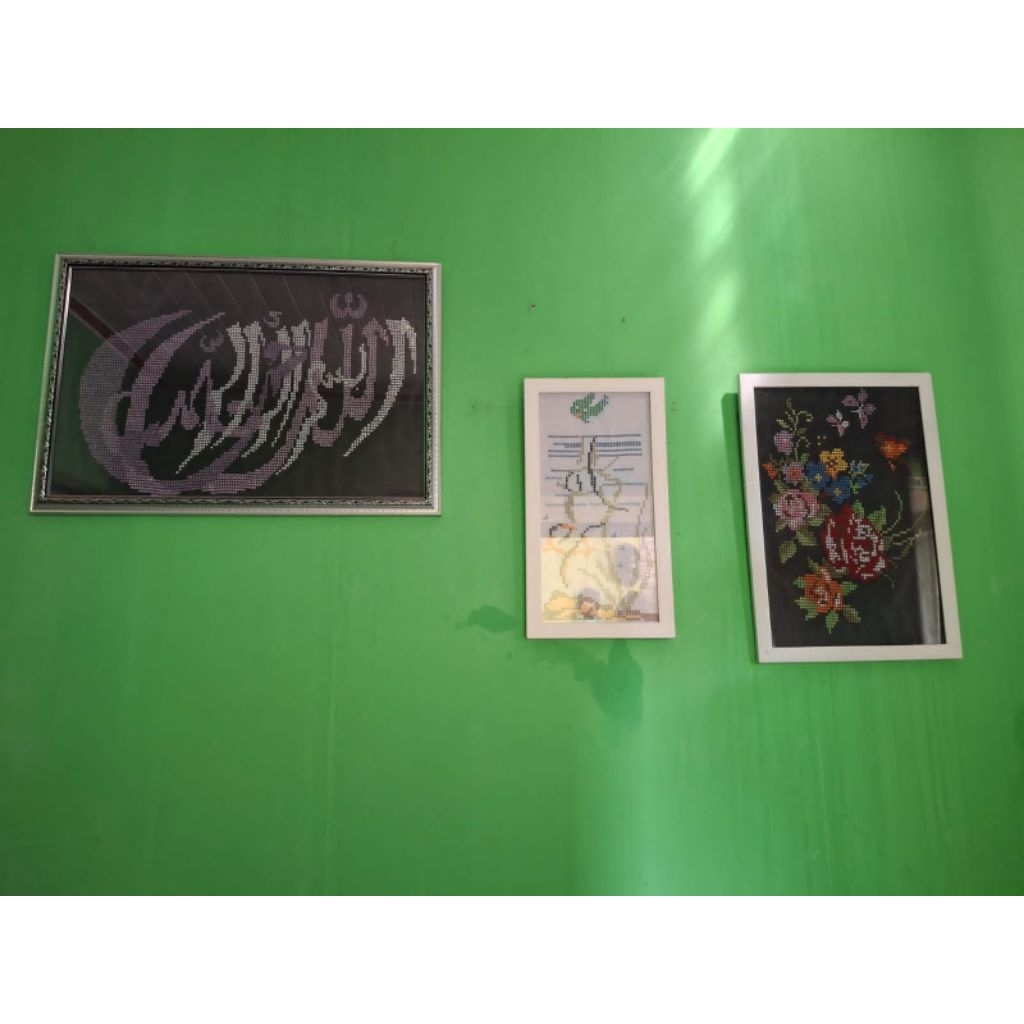 lukisan dinding dari sulam kristik