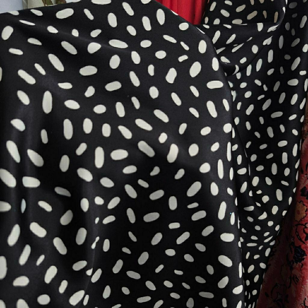 KAIN SATIN SILK PREMIUM MOTIF POLKADOT KECIL - KAIN SATEN MOTIF DOT KECIL - BAHAN KAIN MOTIF POLKADO