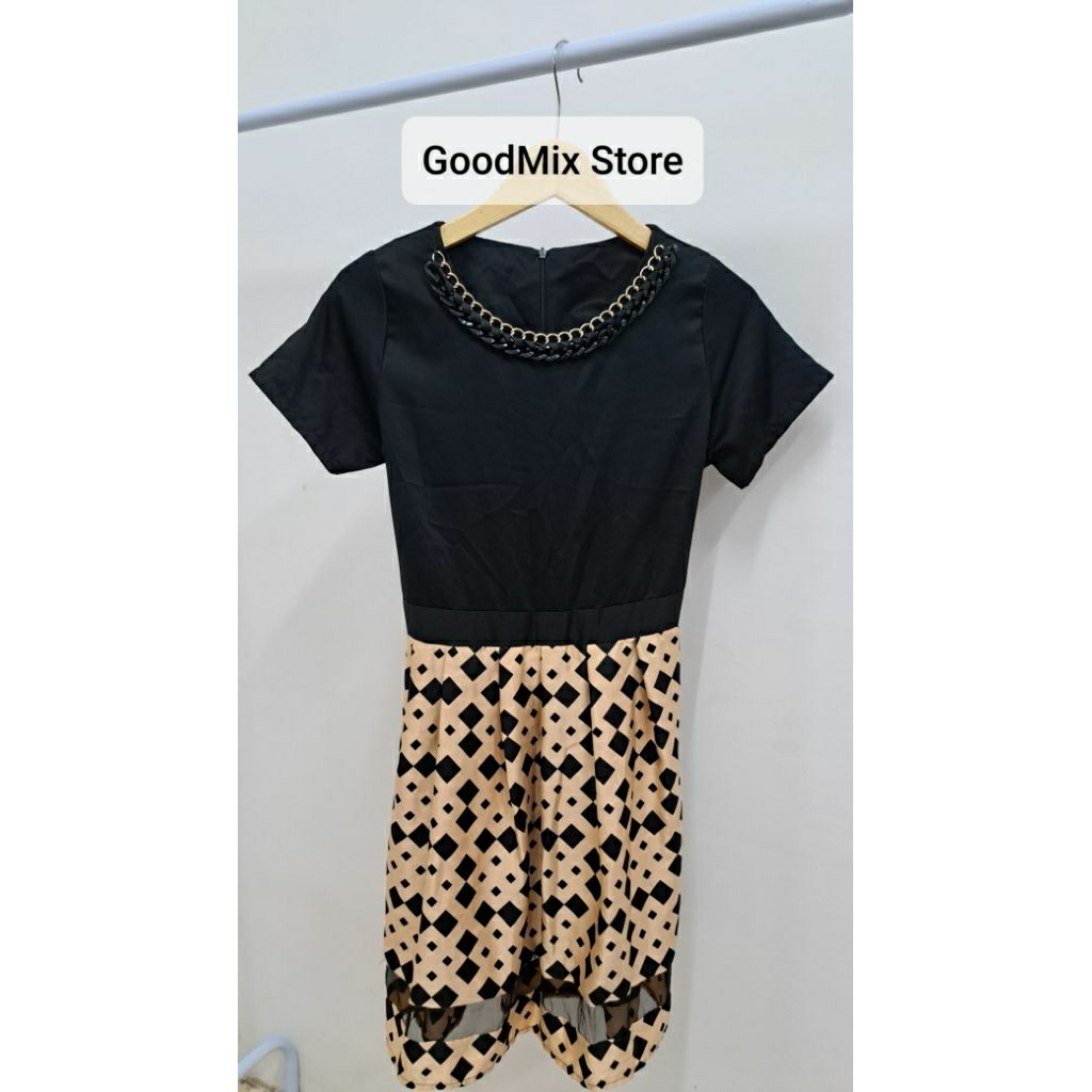 Dress Hitam Cream Lengan Pendek