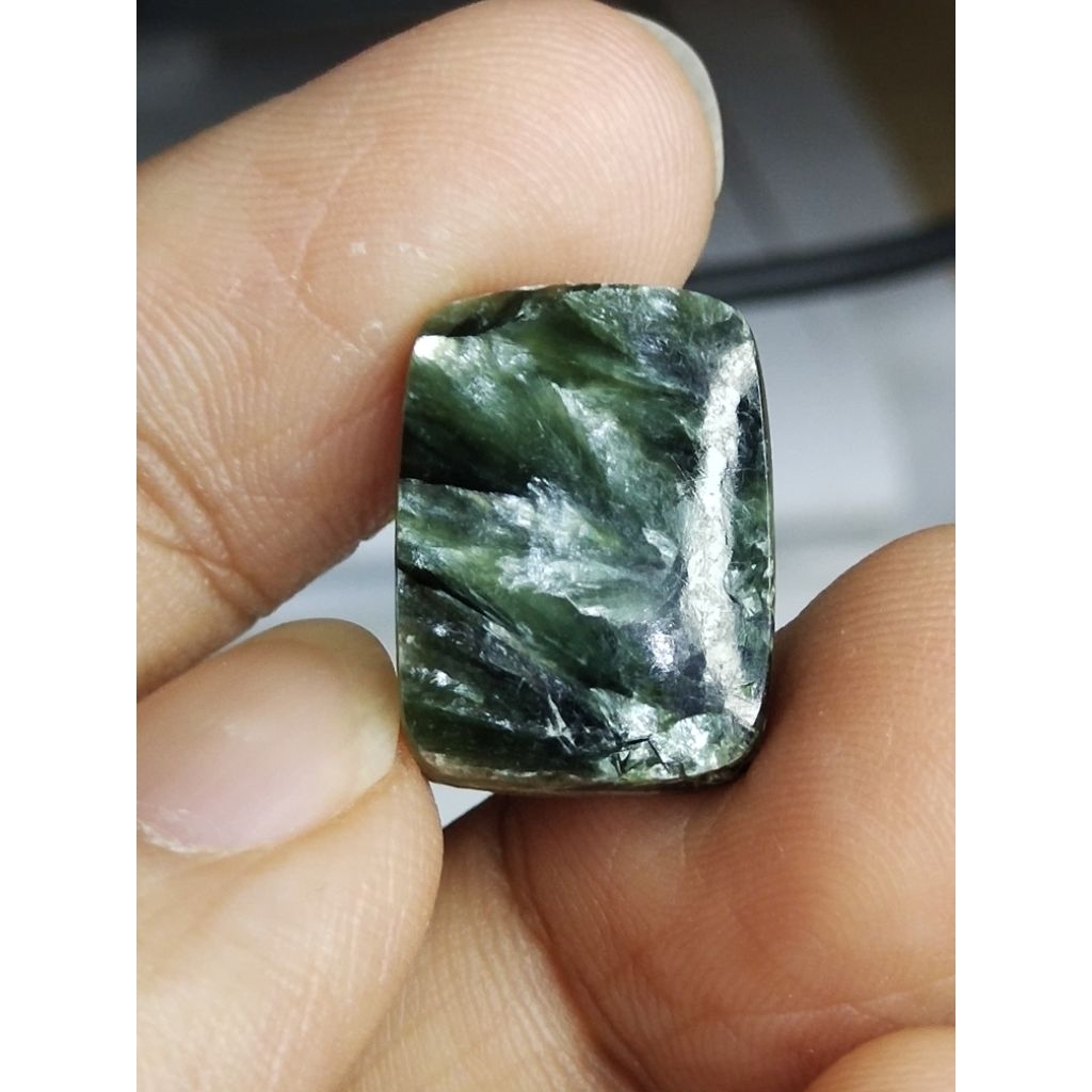 Natural Seraphinite Bulu Monyet Memo 17 x 13 x 4 mm 10.65 Ct Super Langka Cushion Cabochon YGL 1519