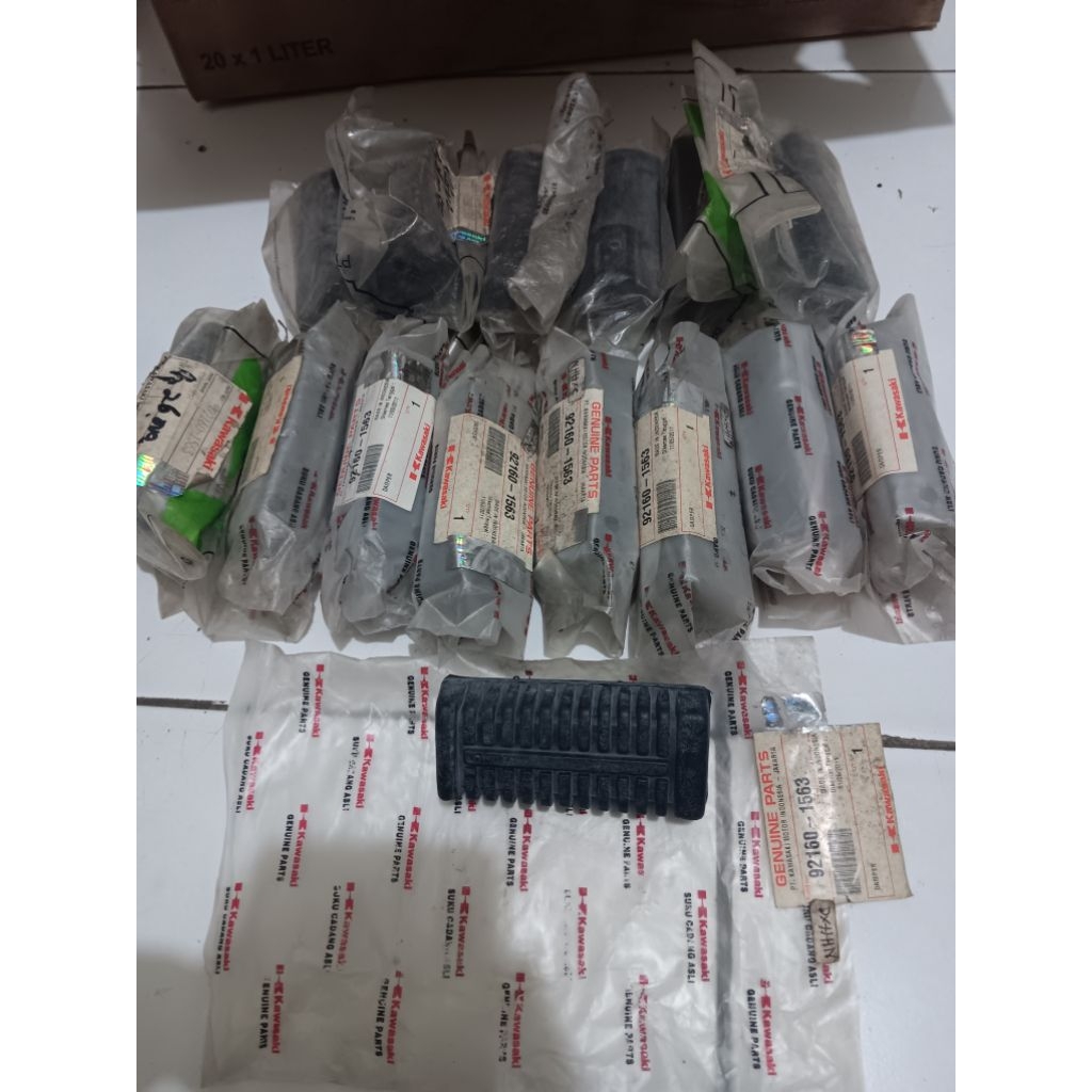 karet foot step depan kawasaki kaze original baru kawasaki genuine part