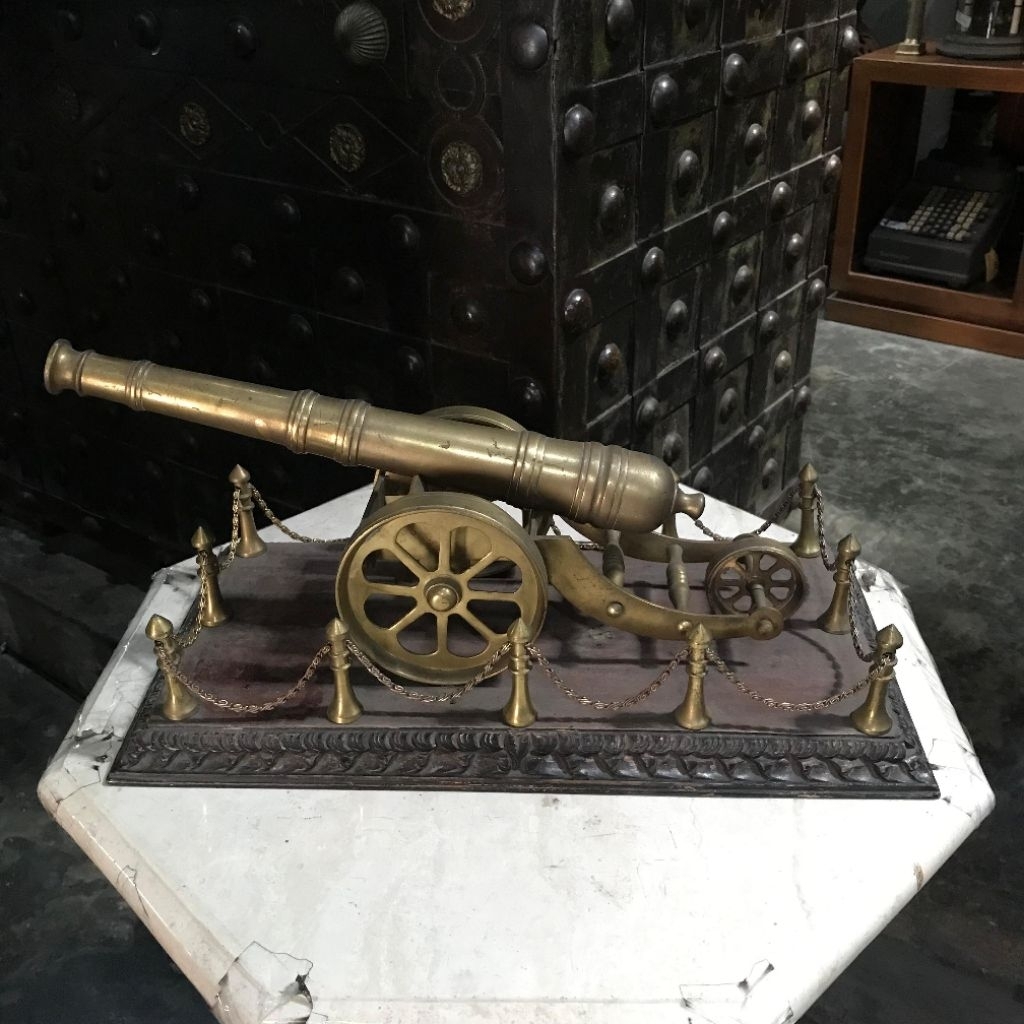 Miniatur Meriam Kuningan dengan Base Kayu Lawas Jadul Tua