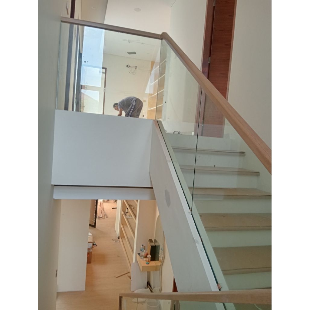 Reling Tangga kaca pegangan kayu Amper