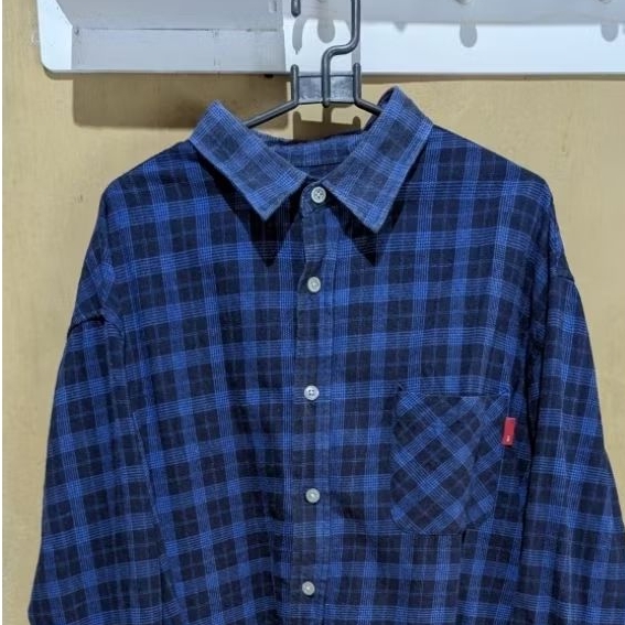 kemeja flanel brand formanism size L warna biru hitam kotak kota second bekas