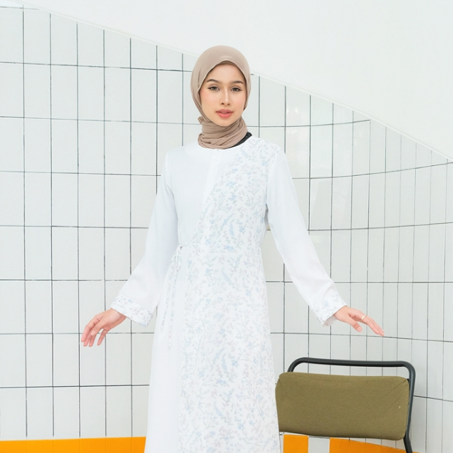 Sekido - Floral Gamis Lebaran Bahan Rayon Shifon Putih Motif Bunga Biru Merah