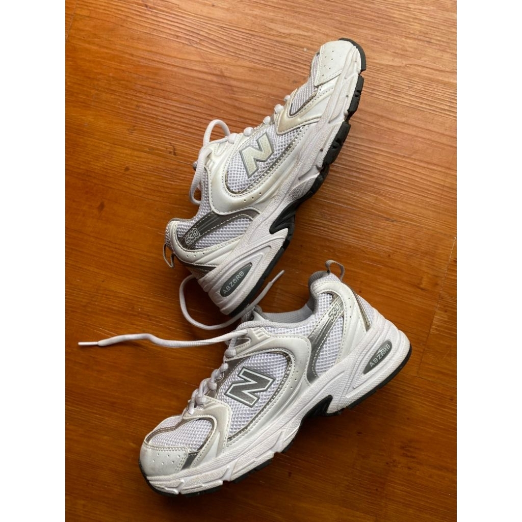 Sepatu Wanita Putih Abu Nb530