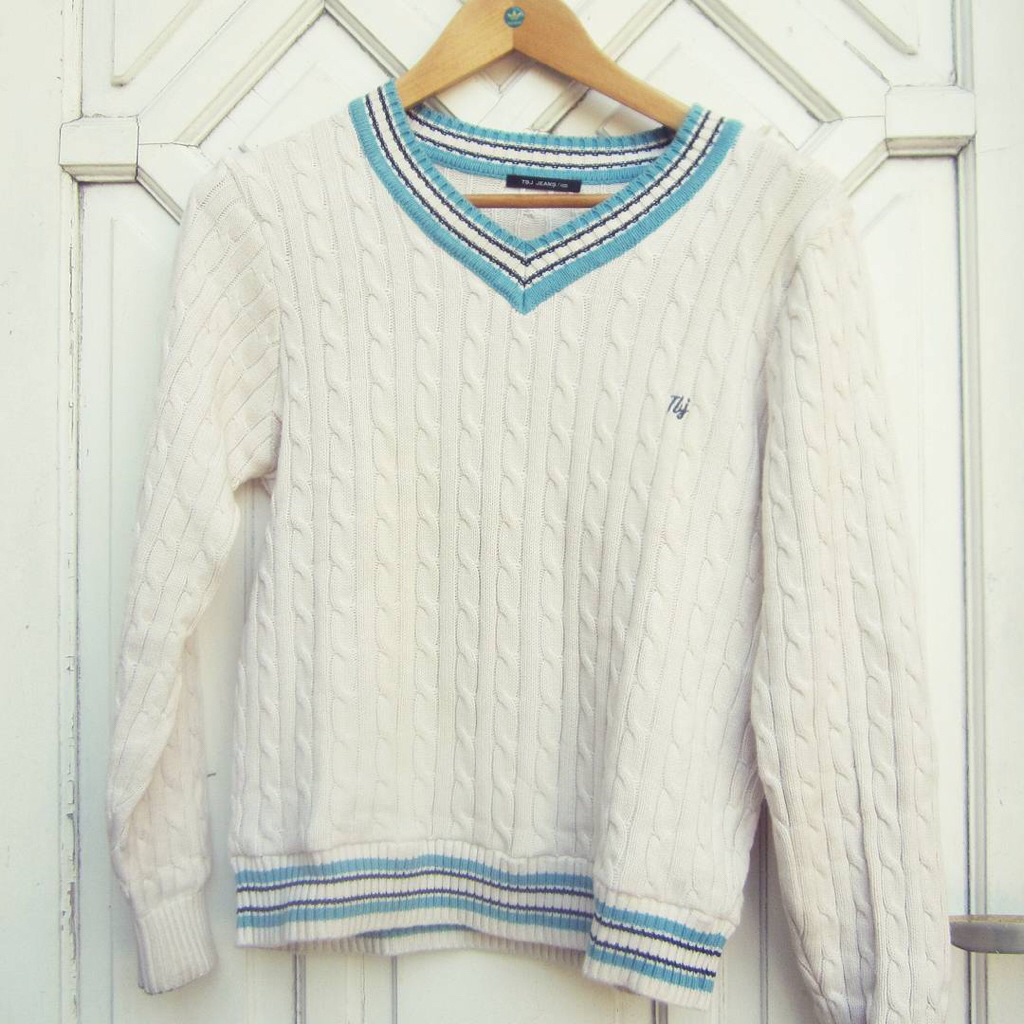 an 60s 70s style knit cable sweater vintage  by tbj jeans  size S .  good condition 8/10