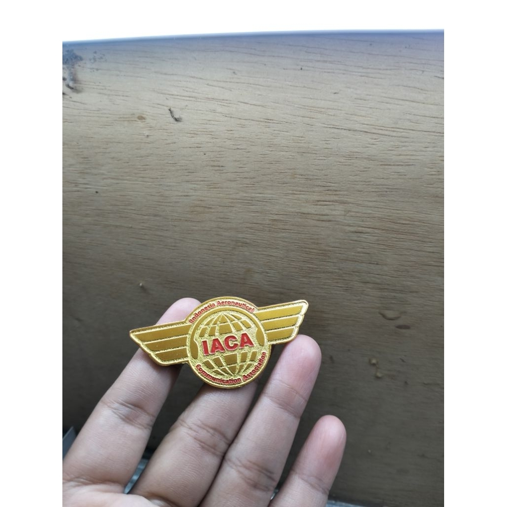 Pin Custom logo sepuh emas dan masuk warna