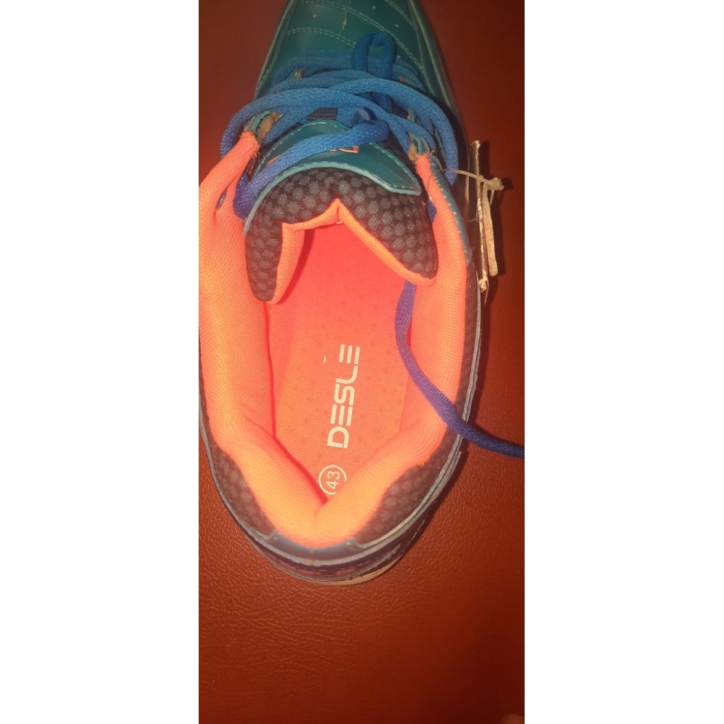 sepatu badminton DESLE