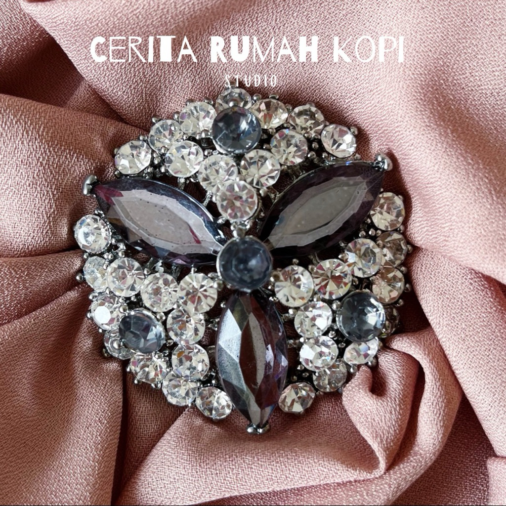 CUCI GUDANG | ALL 20RIBU | Bros Hijab Kristal Motif Bunga Daun – Aksesoris Jilbab Elegan Kondangan